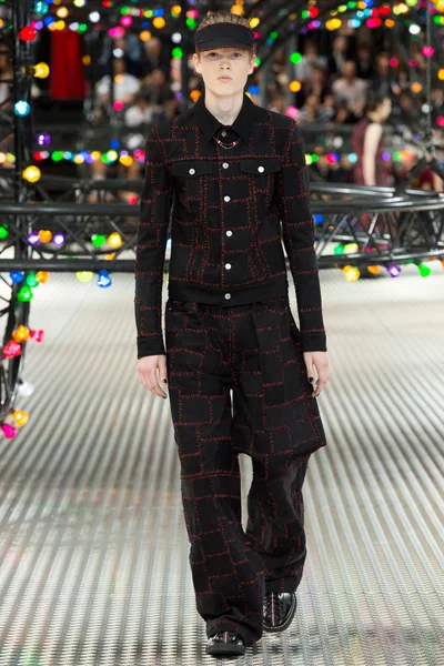 Look 16